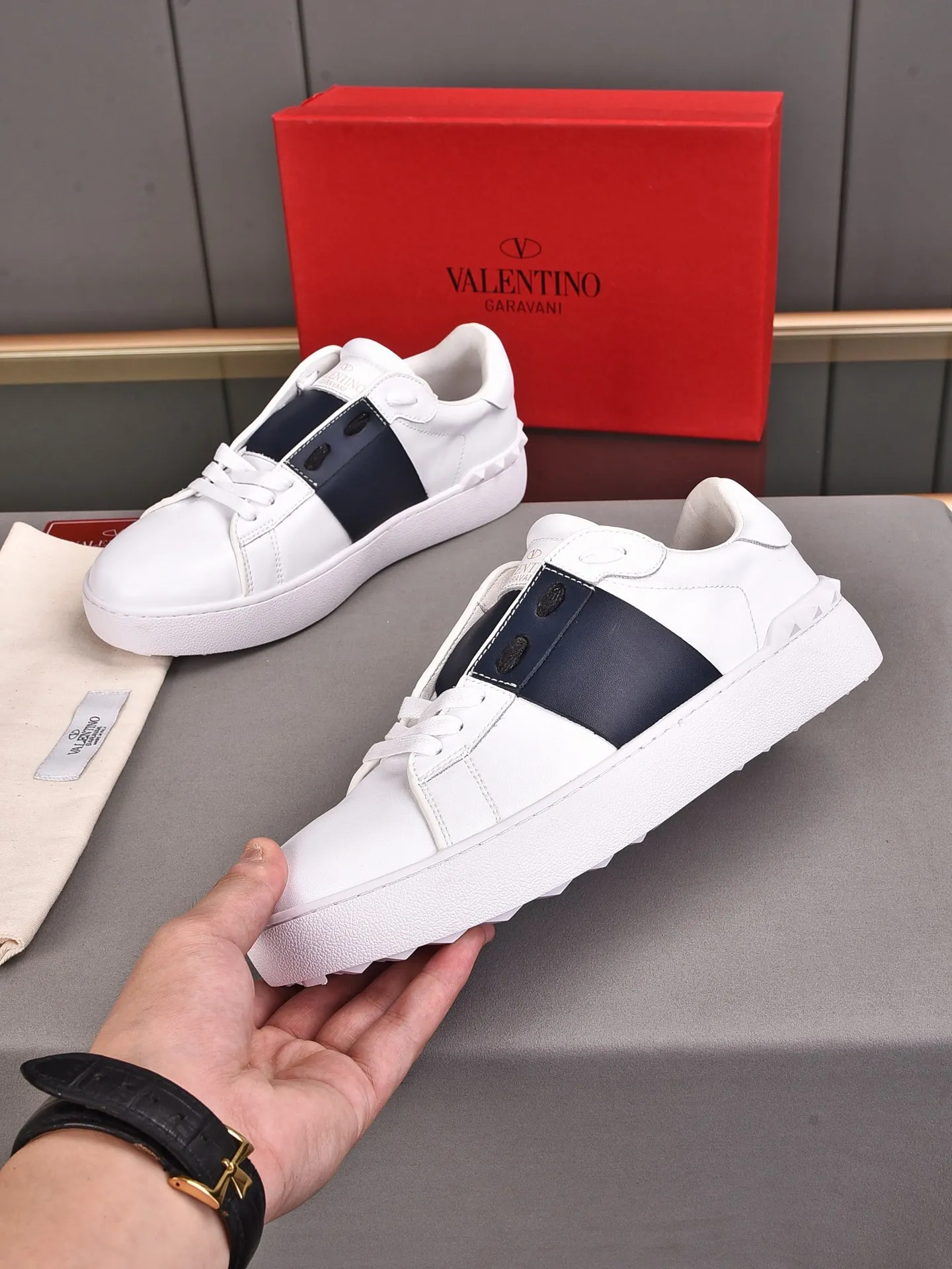 Men's shoes 440💰 (men and women couples) Valentino classic color matching series casual shoes. Made with heavy craftsmanship, good products pay attention to every detail. A must-have trendy item that can be worn all year round, it has been worn by many celebrities and Internet celebrities~~Imported cowhide surface, unique design concept, sheepskin lining, counter quality. Women’s clothing 35-40. Men’s clothing 39-44, 45-46 (returns and exchanges are not supported for custom-made items)